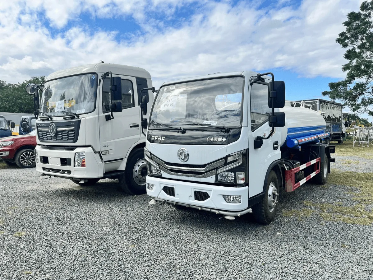 Cụm béc phun phía sau xe bồn nước chuẩn bị rửa đường