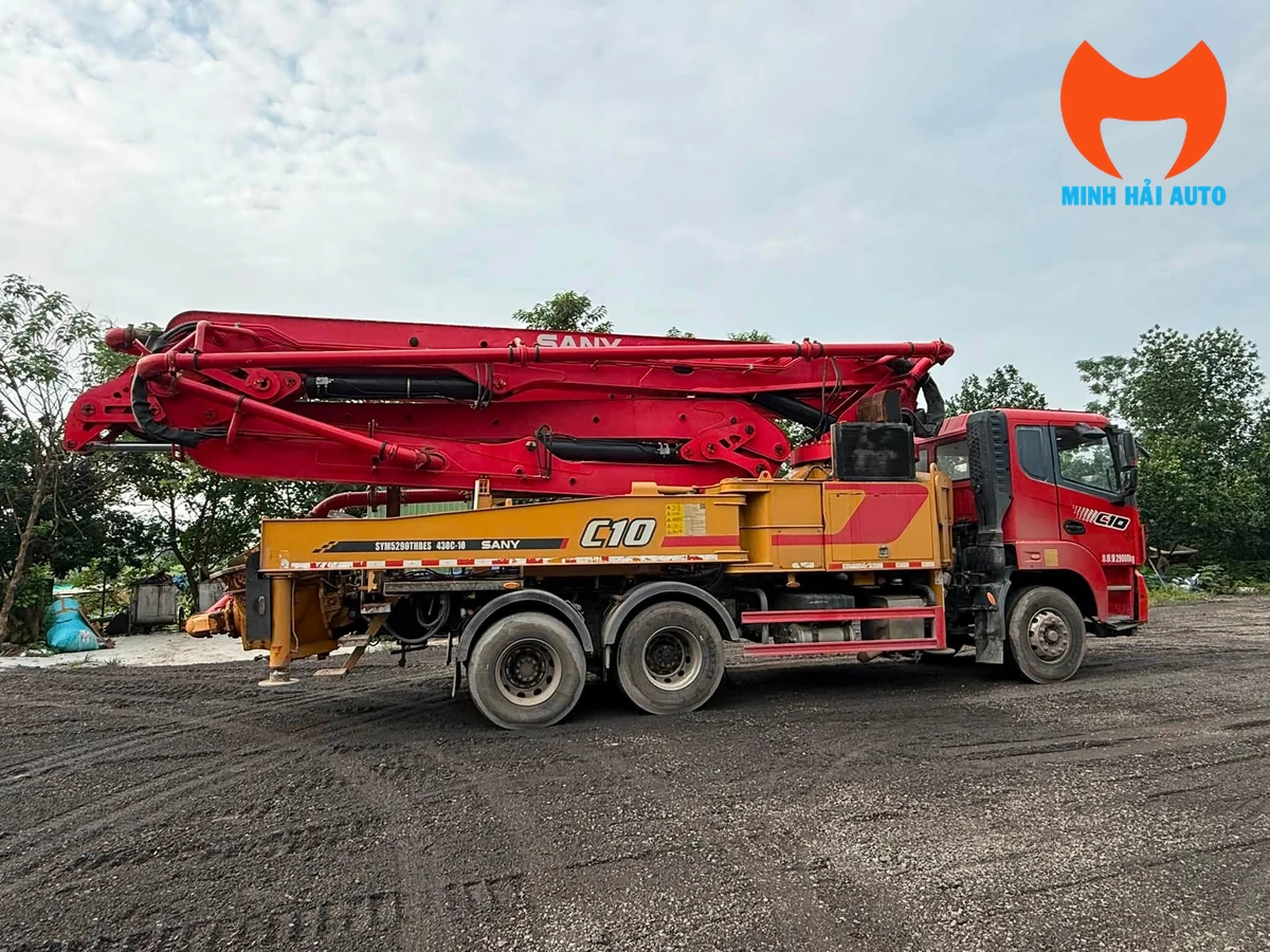 Xe bơm bê tông cần gập nhìn toàn cảnh bên hông