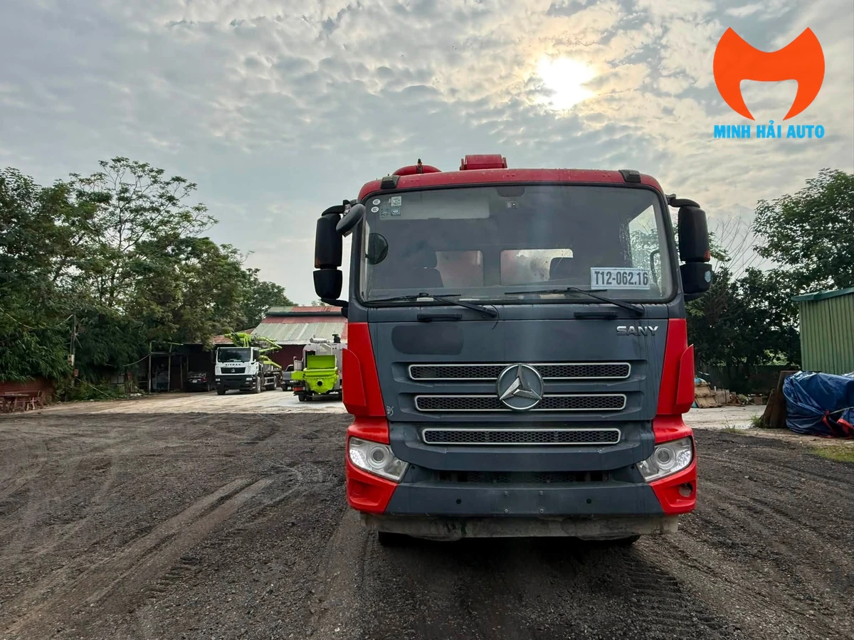Xe bơm bê tông cần gập nhìn thẳng phía trước