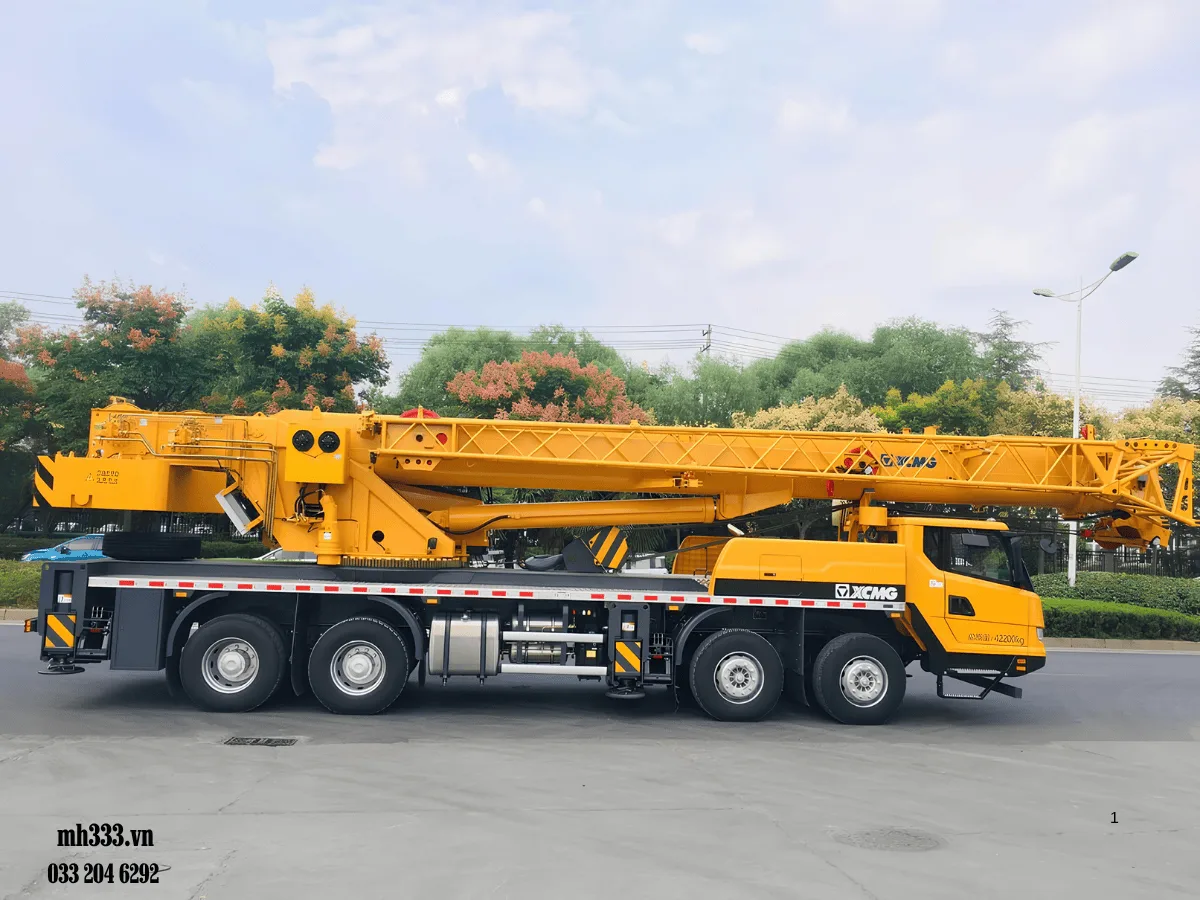 Xe cẩu bánh lốp 50 tấn XCMG QY50KD nhìn ngang