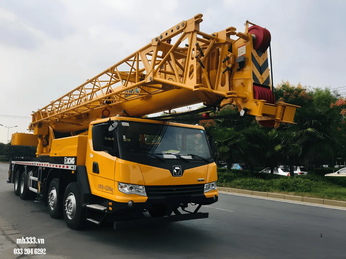Xe cẩu bánh lốp XCMG QY50KD đang làm việc tại công trình