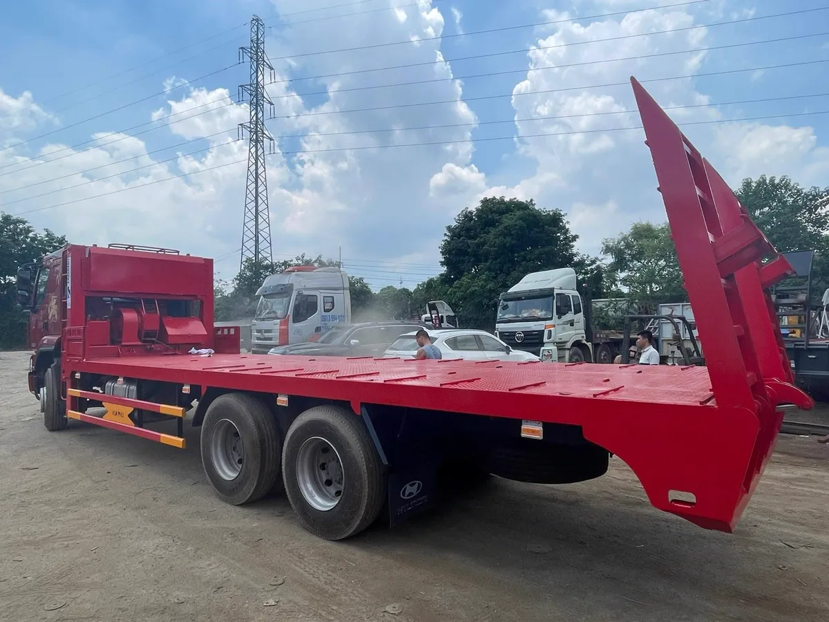 Sàn chở và hai cầu dẫn phía sau của xe nâng đầu chở máy công trình