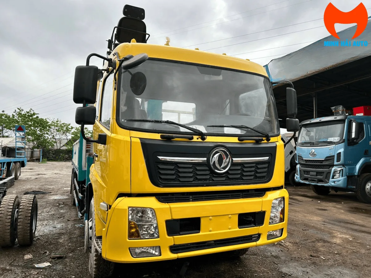 Xe tải gắn cẩu Hyundai HLC-7016 tại xưởng