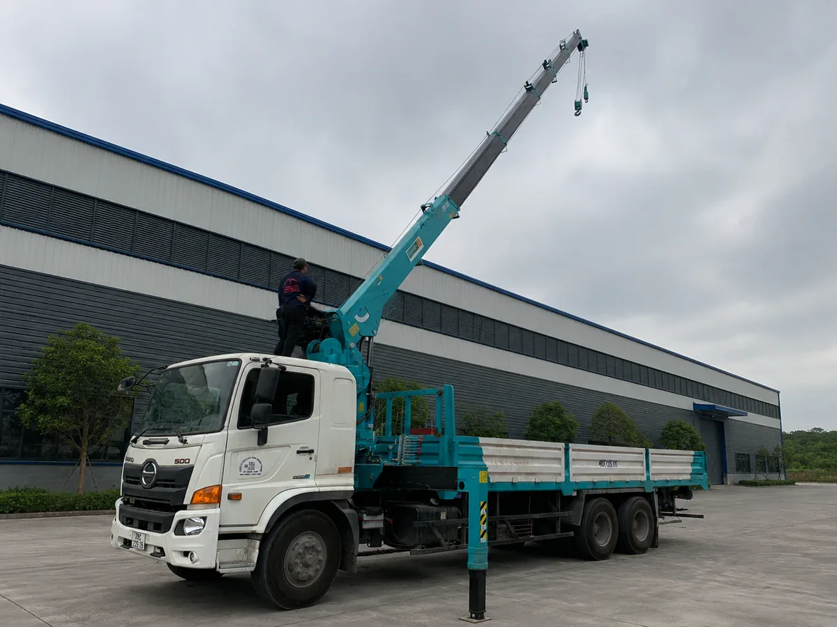 Cẩu Hyundai Everdigm HLC-8016 cần lục giác 6 đoạn trên xe tải
