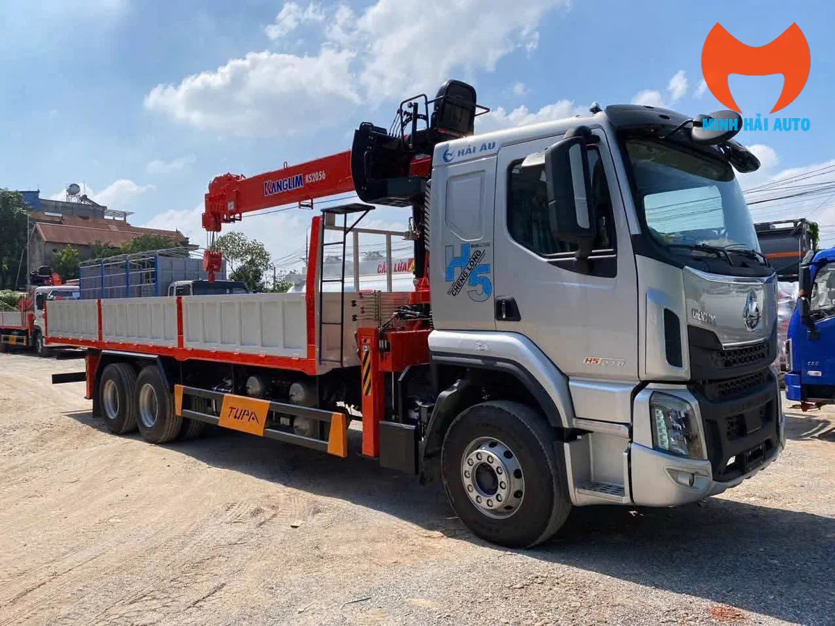 Cẩu Kanglim KS2056 lắp trên xe Chenglong H5