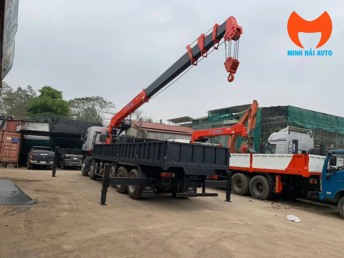 Cần cẩu tự hành vươn ra khi kiểm tra phạm vi làm việc