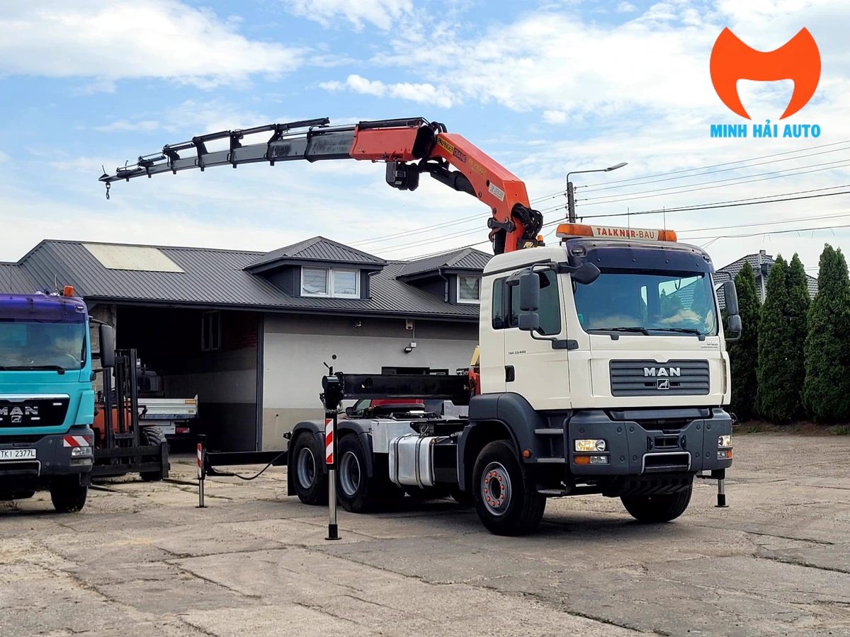 Đầu kéo MAN triển khai chân chống khi vận hành Palfinger PK 29002