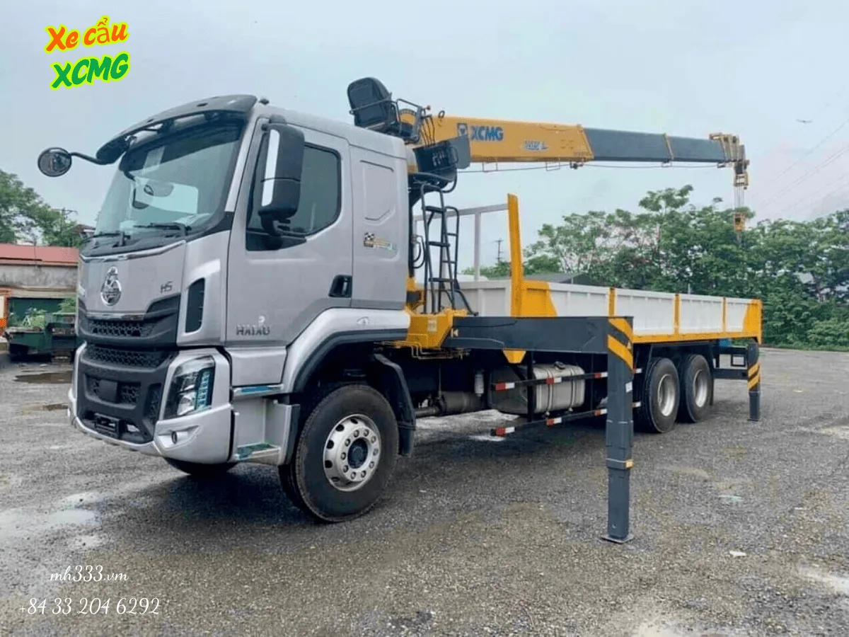 Cụm động cơ Yuchai trên xe tải Chenglong H5 dùng làm nền lắp cẩu