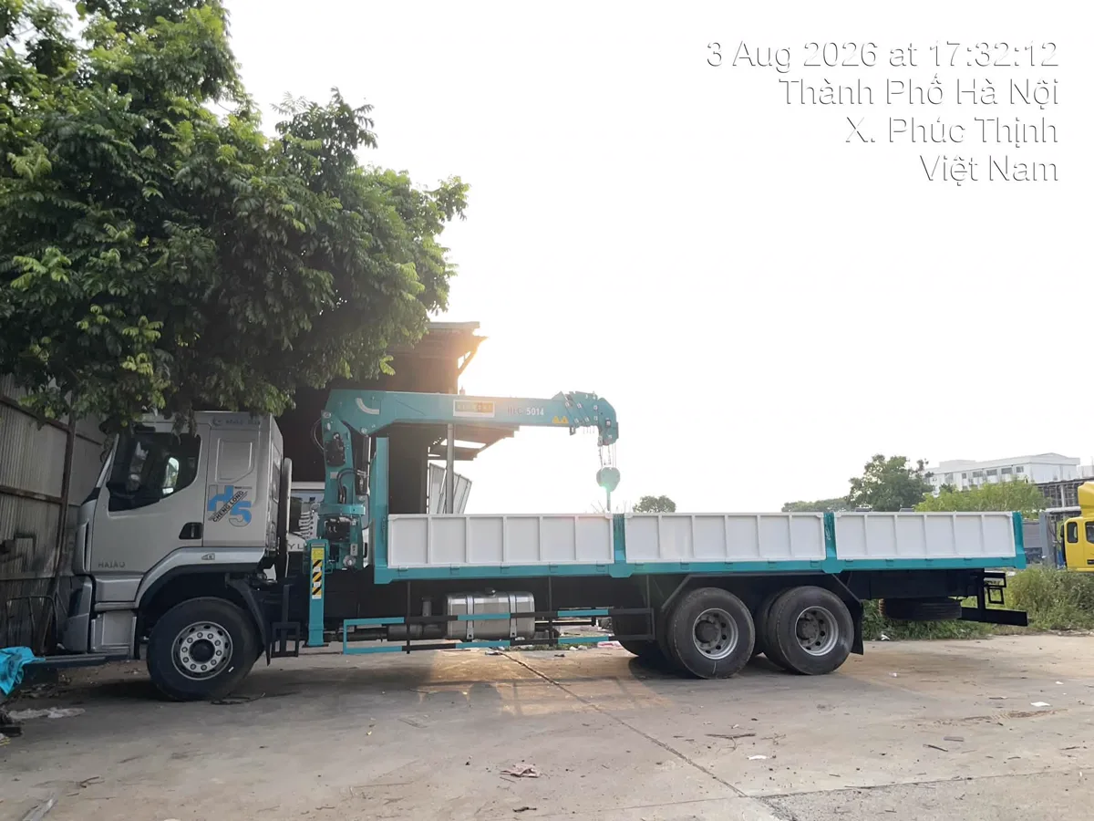 Toàn thân Chenglong H5 3 chân lắp cẩu HLC-5014 và thùng lửng tại xưởng