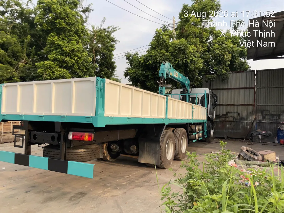 Phía sau thùng xe Chenglong H5 3 chân lắp cẩu HLC-5014 tại xưởng