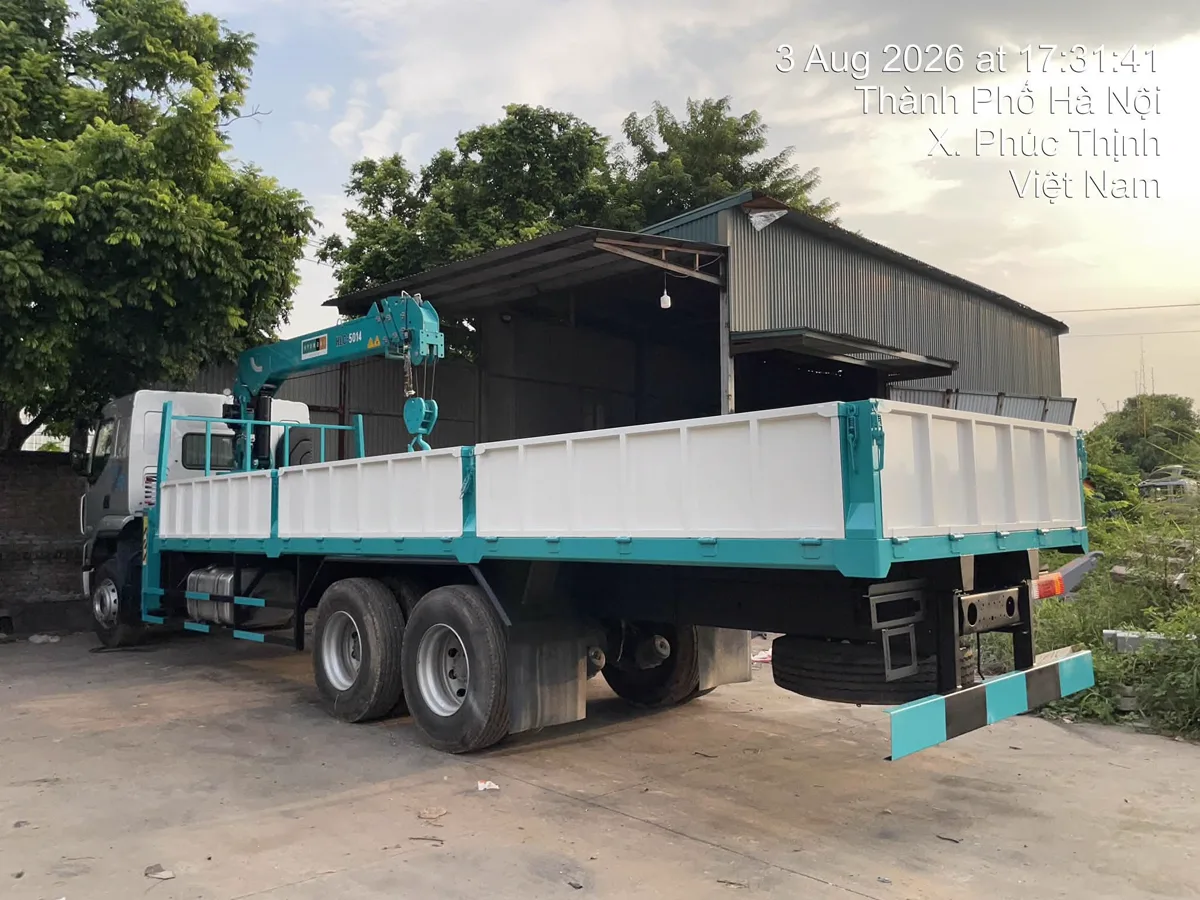 Góc sau Chenglong H5 gắn cẩu HLC-5014 với thùng lửng và chân chống