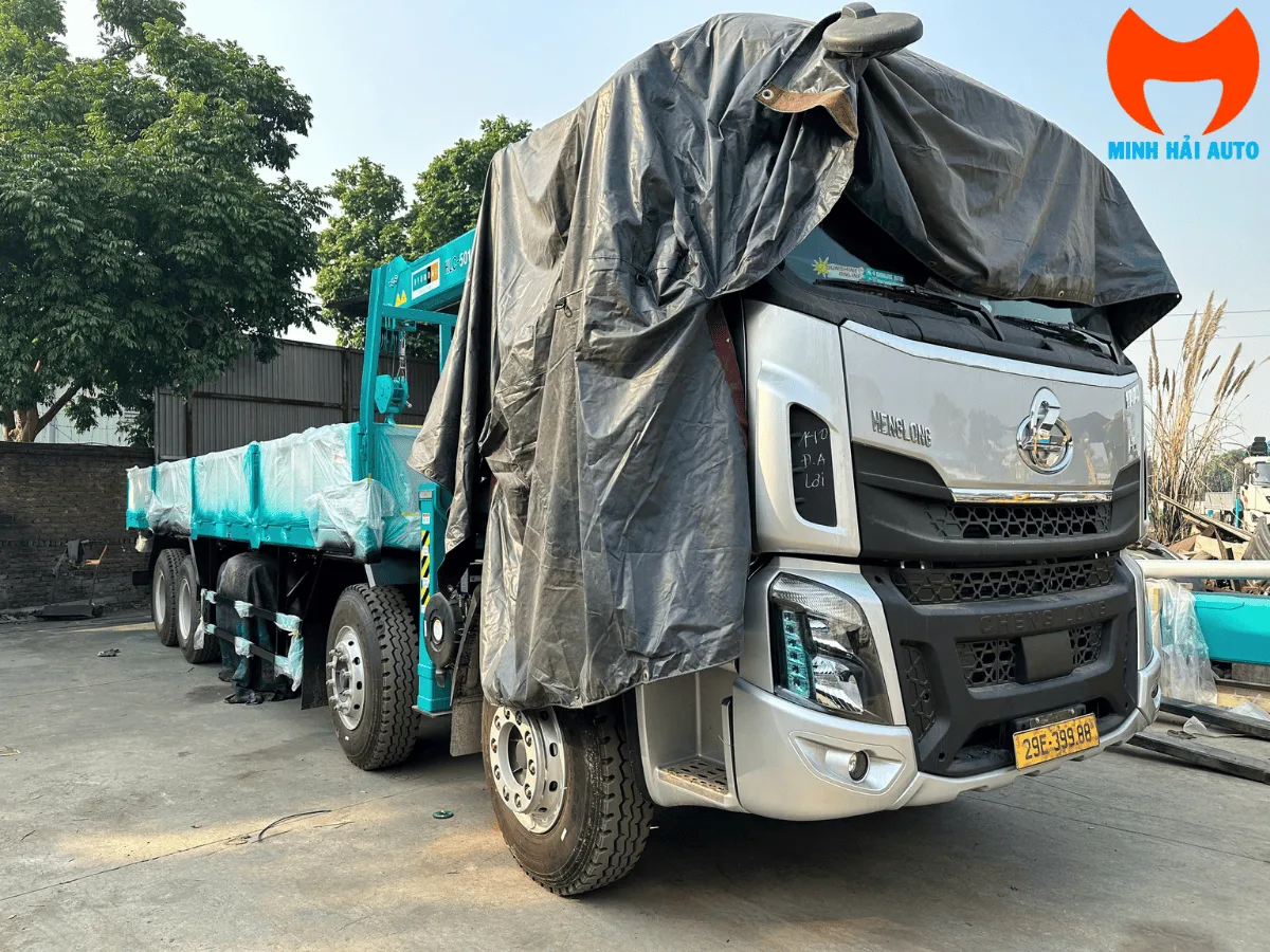 Xe Chenglong H5 3 chân và cẩu HLC-5014 trong quá trình hoàn thiện