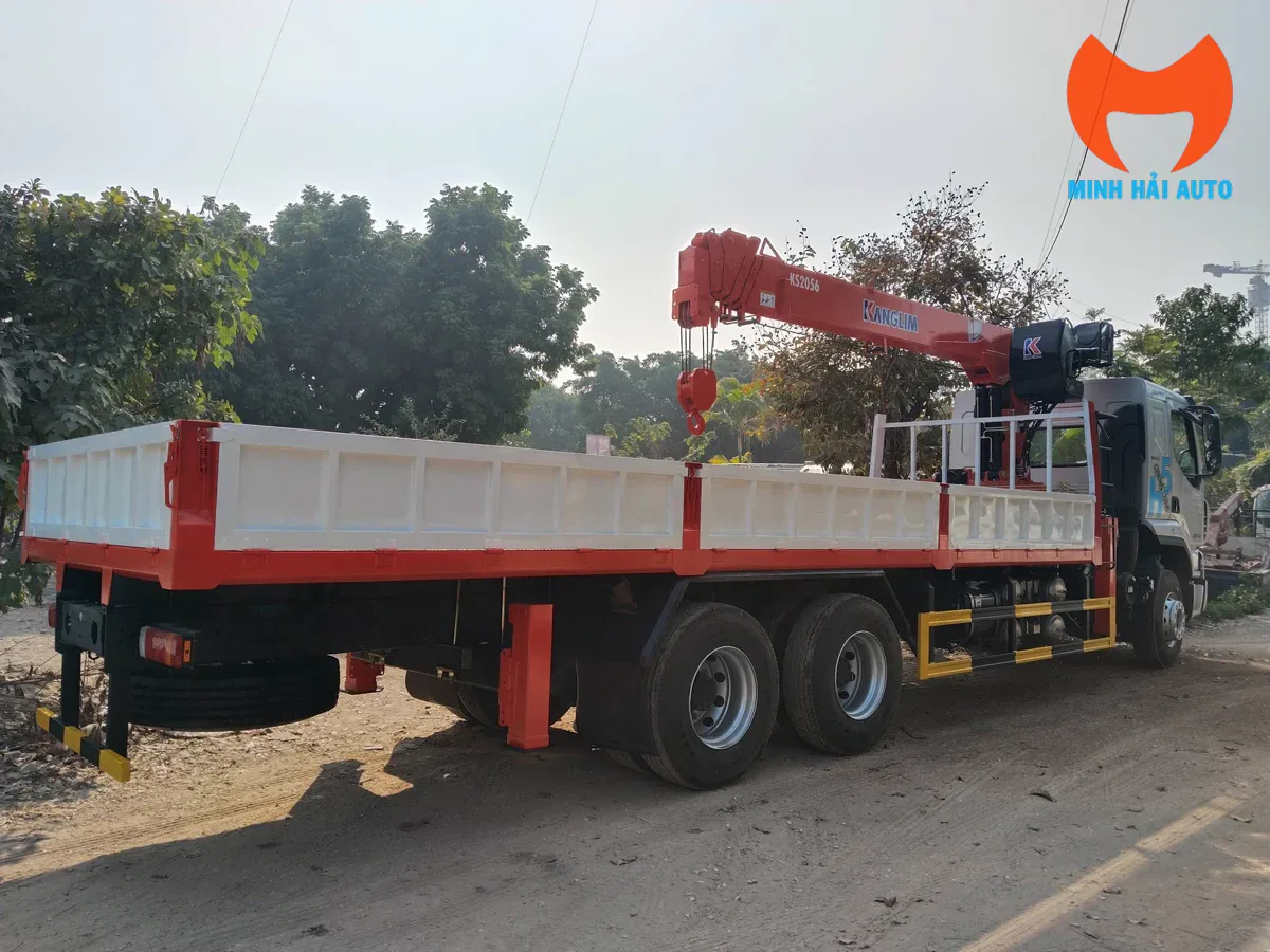 Phía sau thùng xe Chenglong H5 gắn cẩu Kanglim KS2056