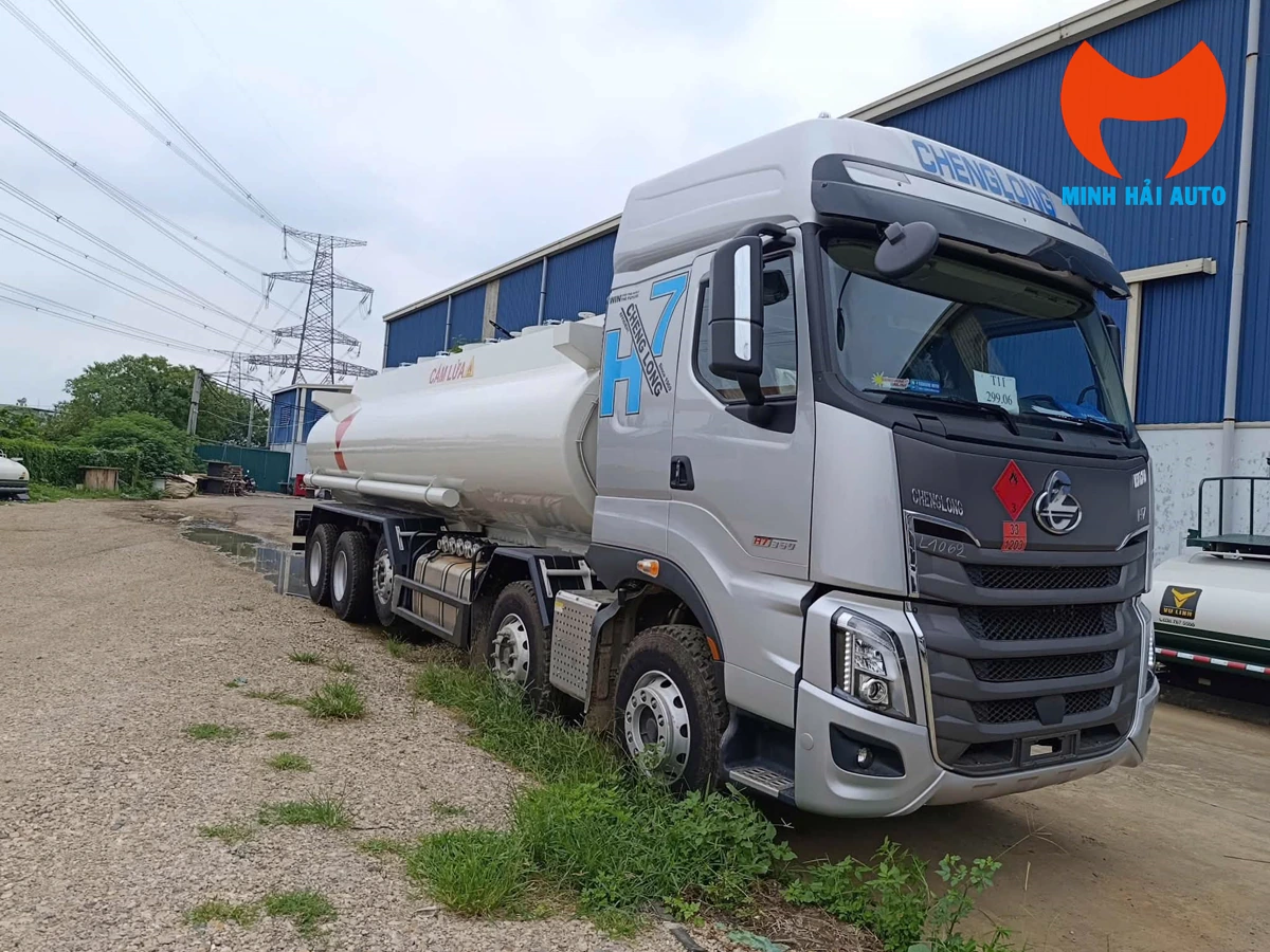 Xe bồn ChengLong H7 5 chân ở góc nhìn phía trước bên phải