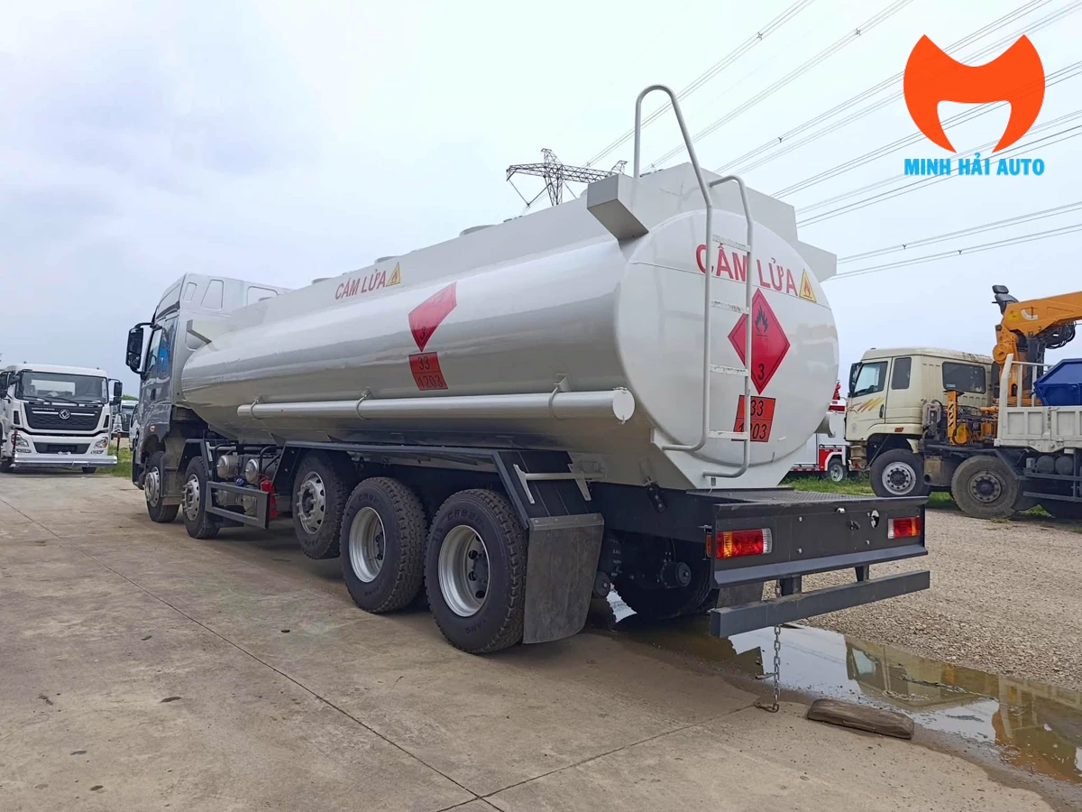 Xe bồn ChengLong H7 5 chân nhìn từ phía sau bên phải