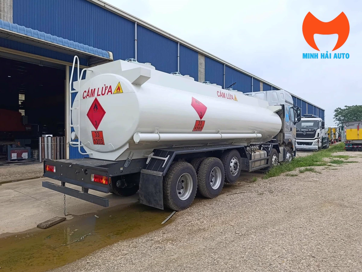 Phía sau xe bồn ChengLong H7 5 chân tại bãi xe