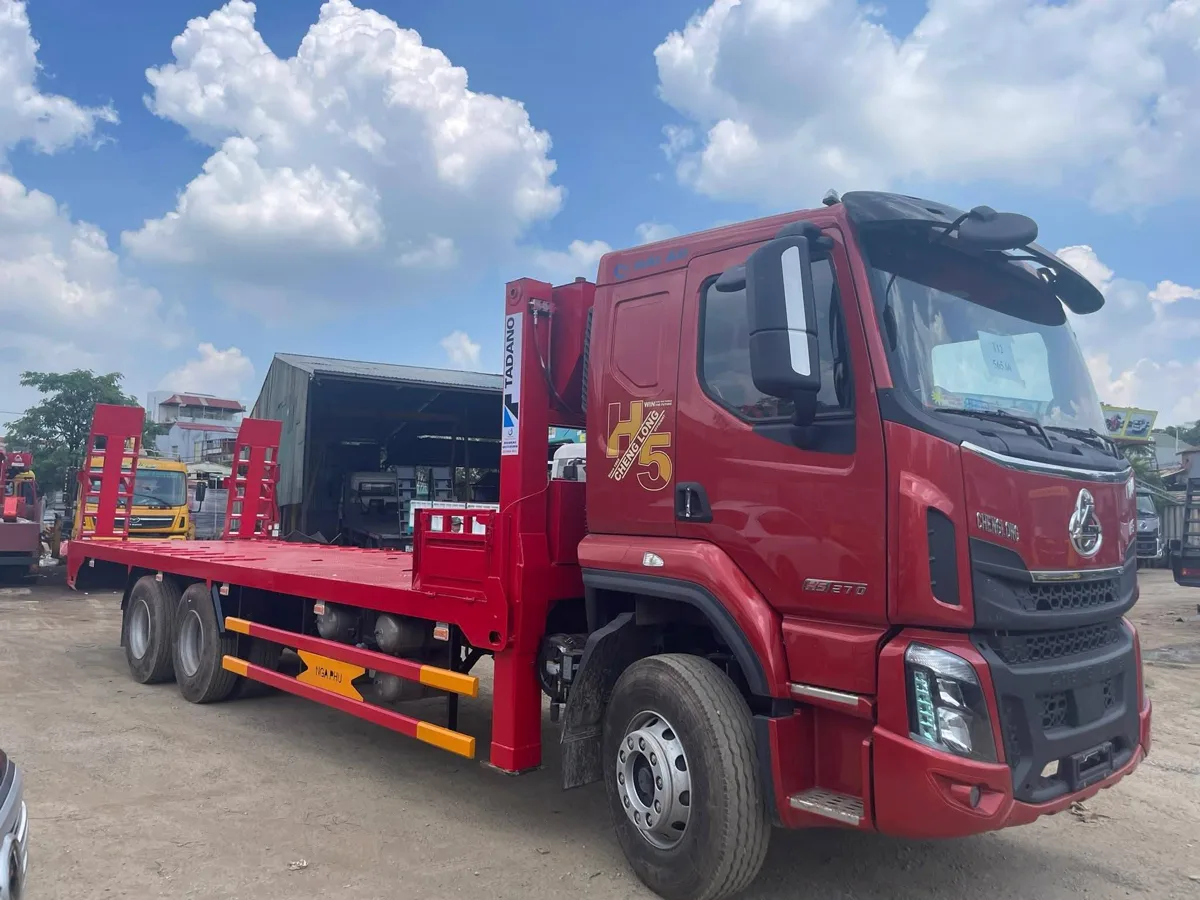 Xe nâng đầu Chenglong H5 với cụm nâng đặt sau cabin và sàn chở máy