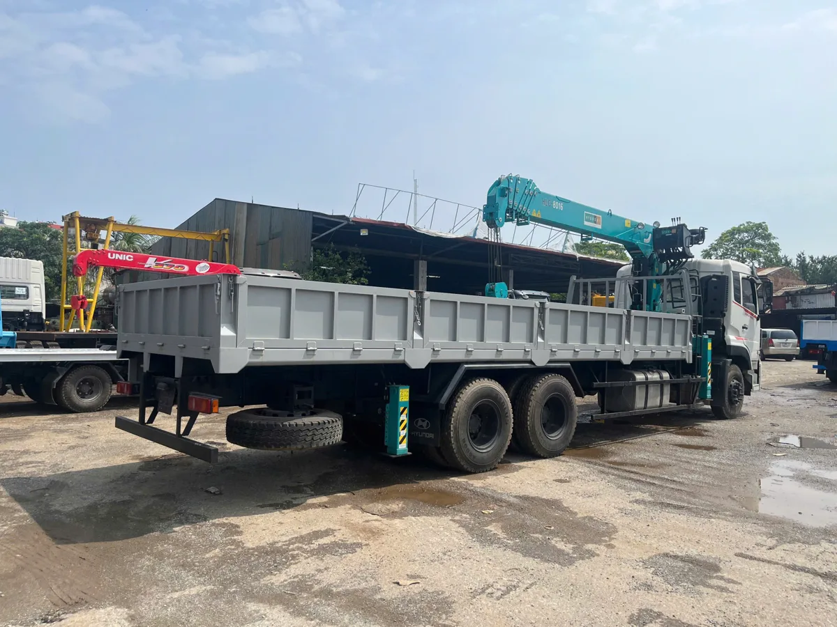 Xe Dongfeng 4 chân gắn cẩu HLC-8016 đang nâng vật liệu tại công trường