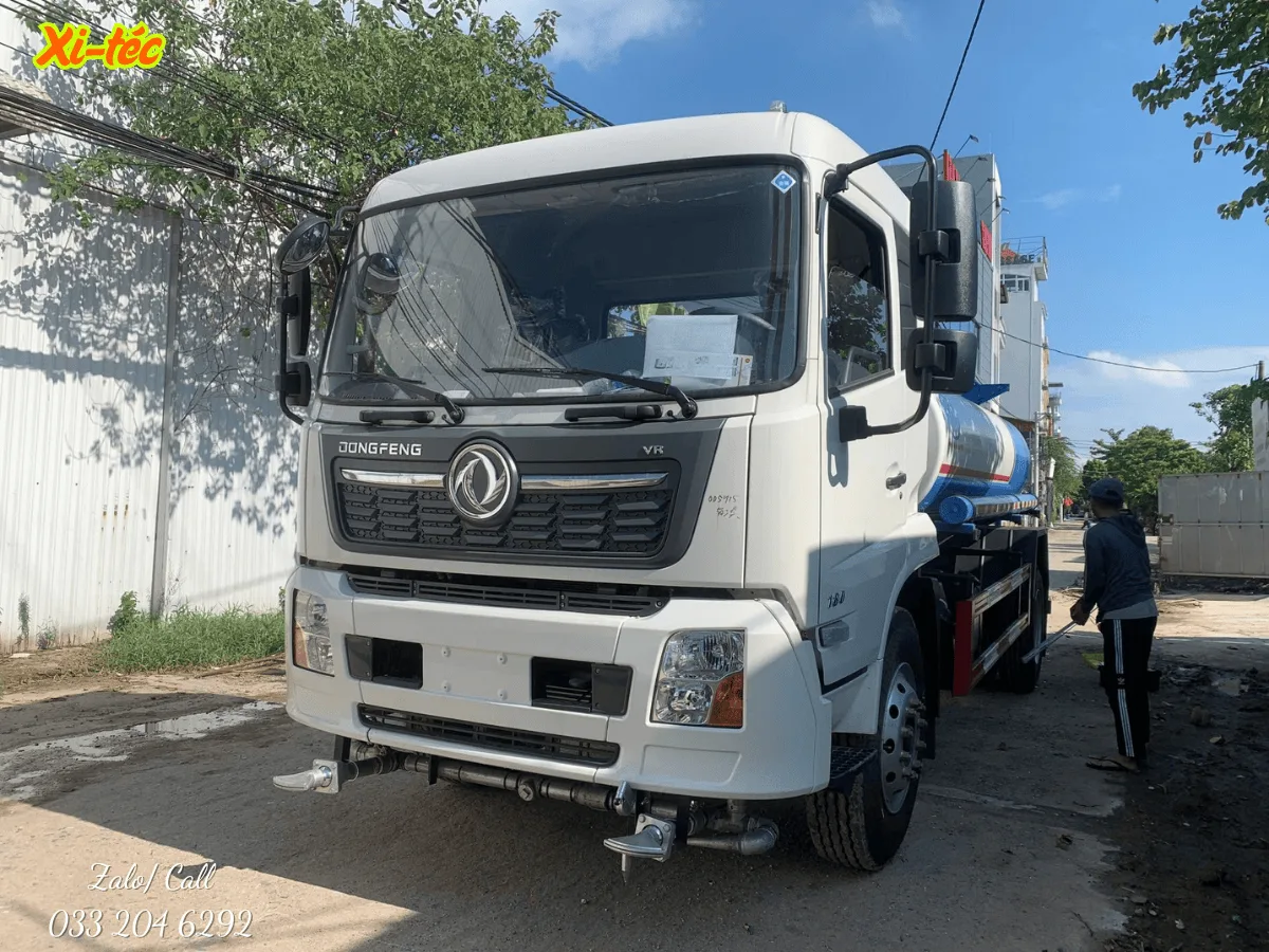 Xe bồn phun nước Dongfeng 6,5 khối đang tưới cây