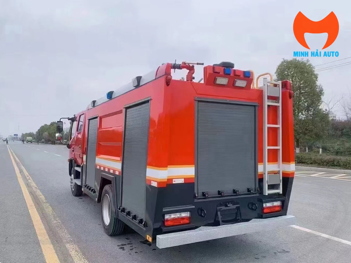 Phía sau xe cứu hỏa Dongfeng với các cửa khoang thiết bị đóng