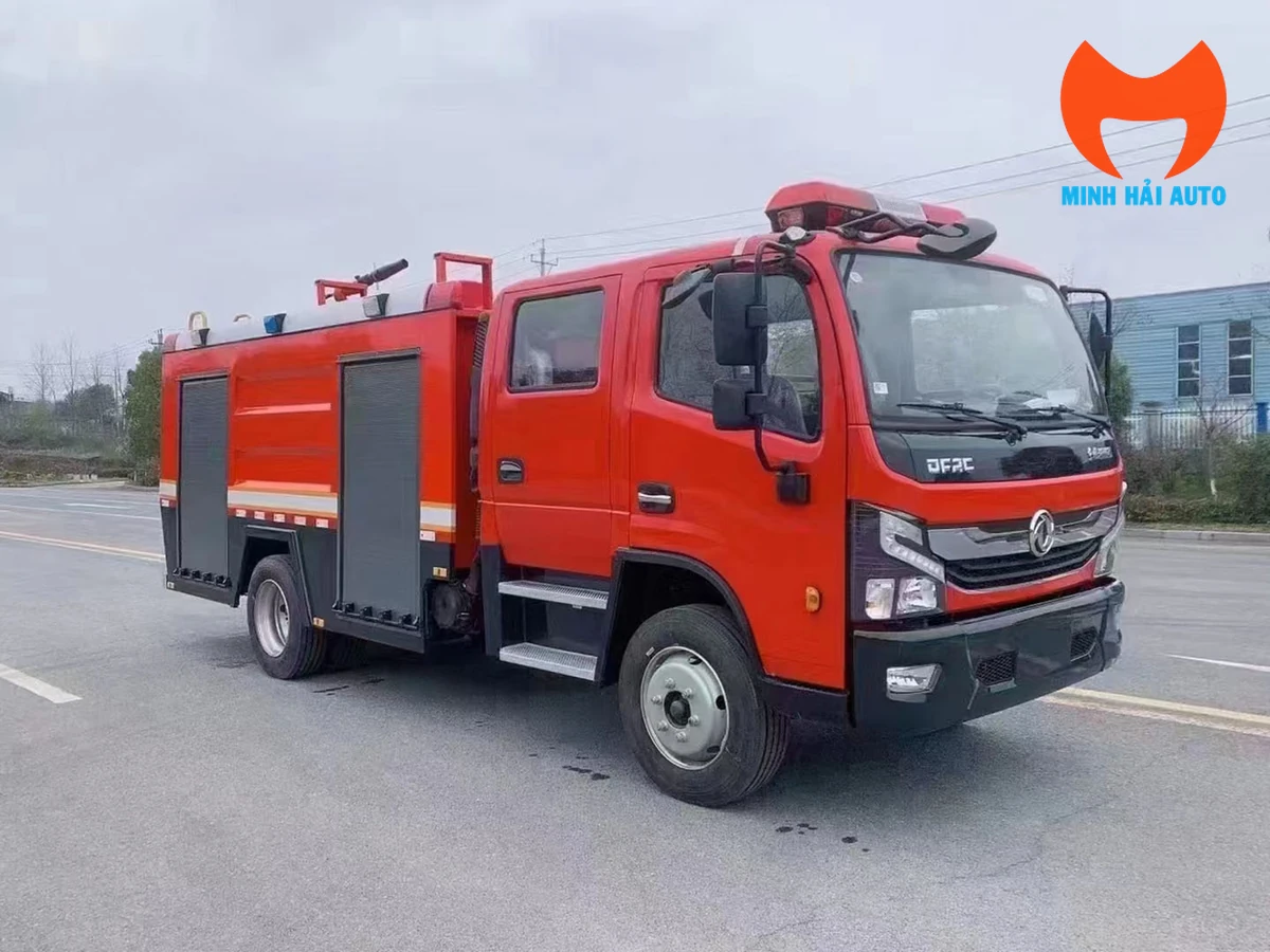 Xe cứu hỏa Dongfeng cabin kép nhìn từ góc trước bên phải
