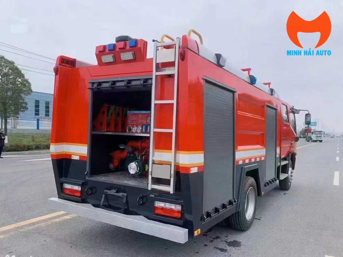 Khoang thiết bị phía sau xe cứu hỏa Dongfeng đang mở