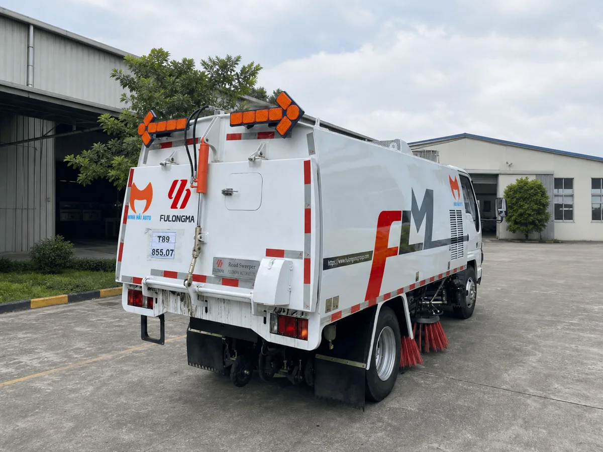 Phía sau xe quét Fulongma FLM5110 tại sân kỹ thuật