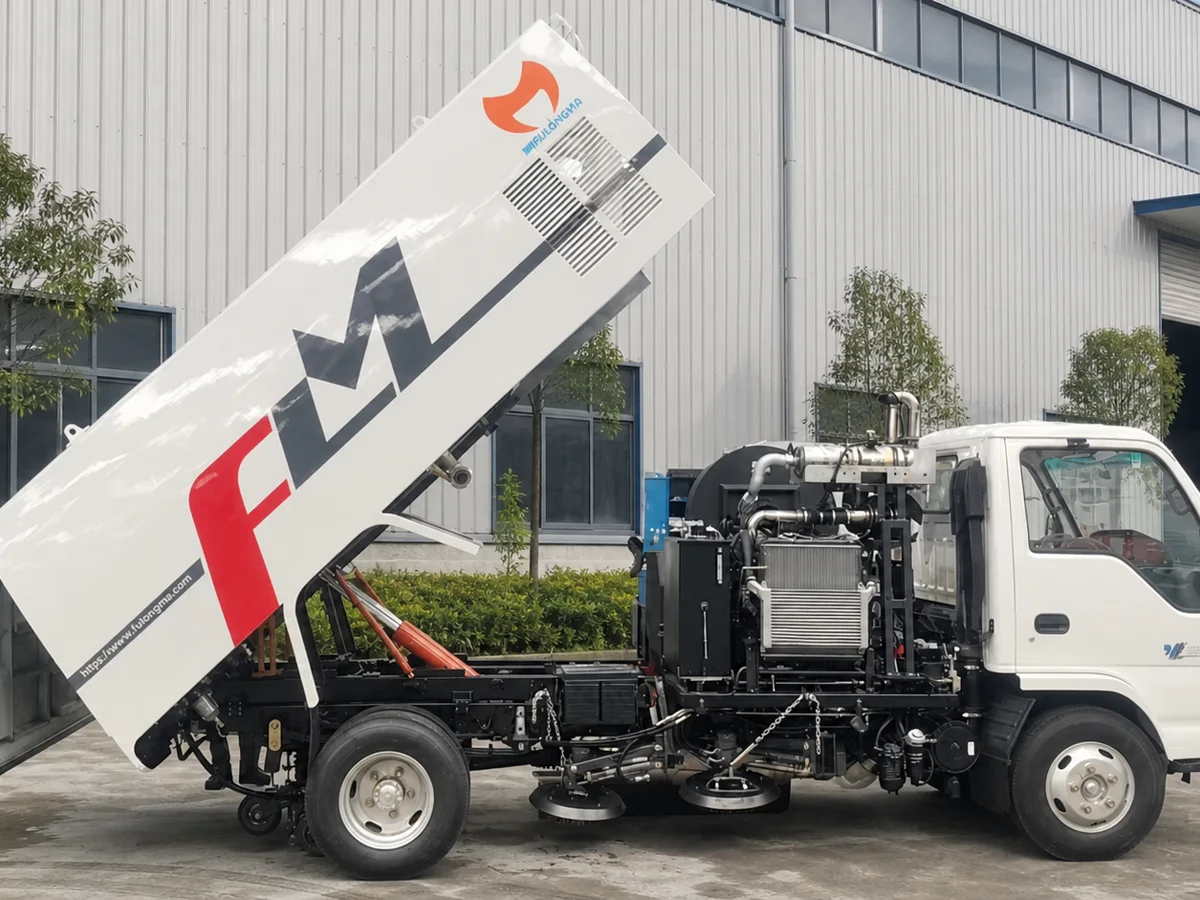 Xe quét Fulongma FLM5110 nâng thùng tại khu vực kiểm tra kỹ thuật