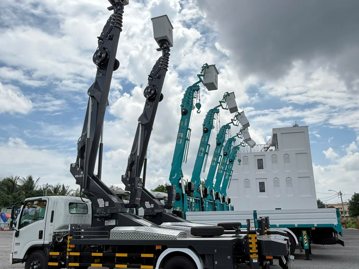Nhiều xe tải gắn cẩu triển khai giỏ nâng người tại bãi bàn giao