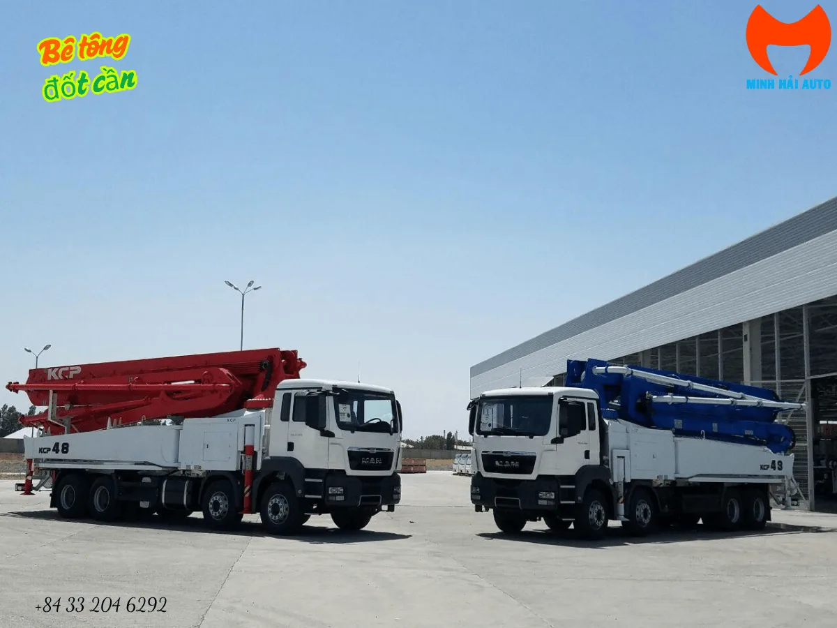 Hai xe bơm bê tông KCP48ZX170 trên chassis MAN với cần gập
