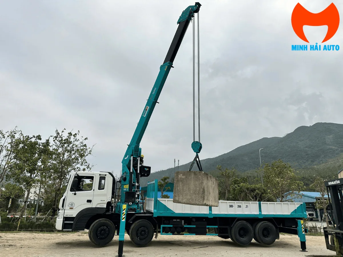 Cẩu Everdigm HLC-12015 nâng khối bê tông trên nền xe HD320