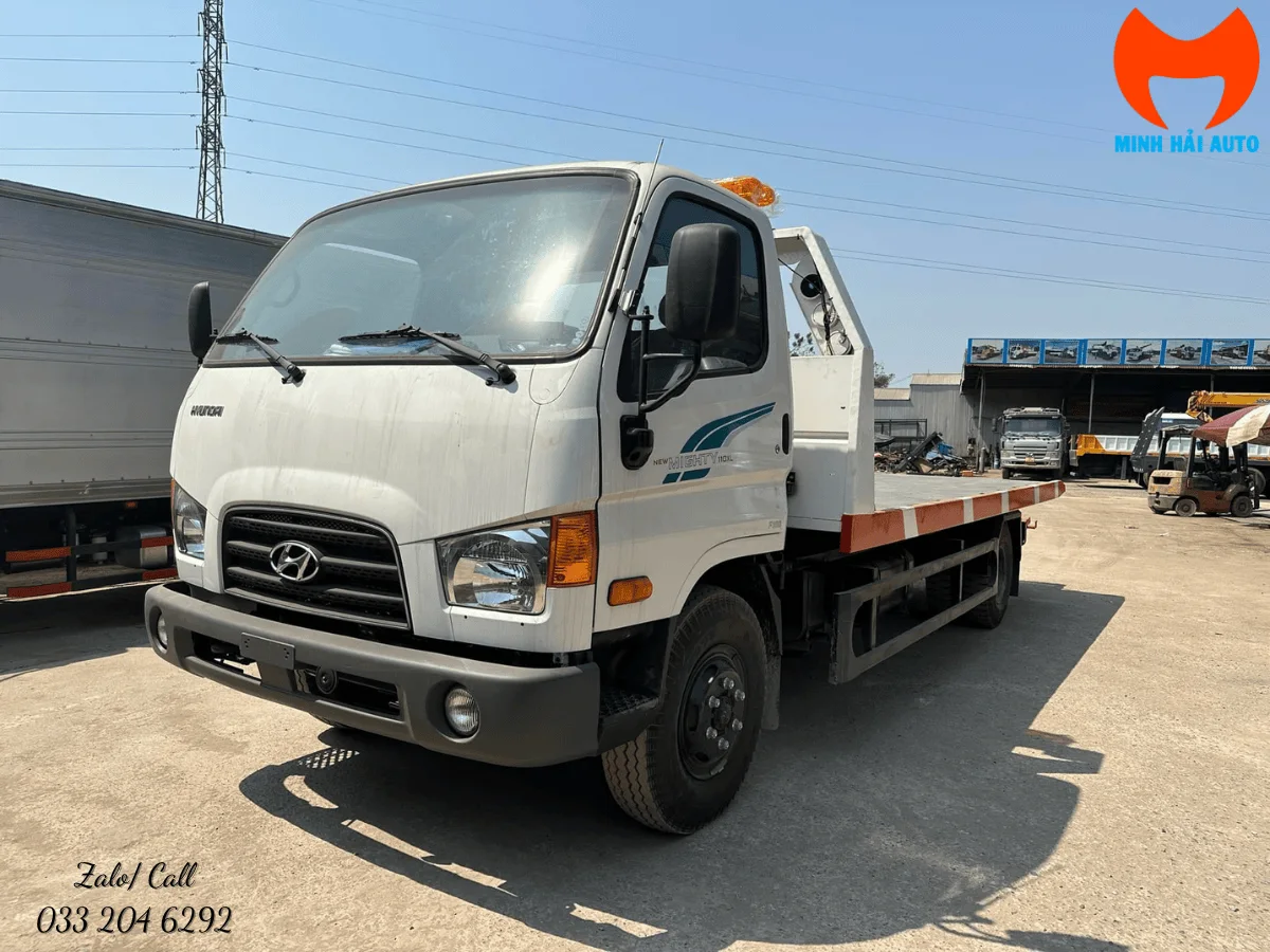 Hyundai 110XL thực hiện vận chuyển xe trên sàn cứu hộ