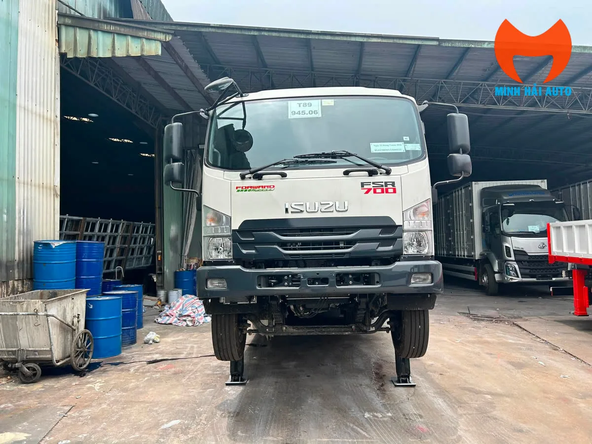 Cabin Isuzu FSR700 ba chỗ có khoang nghỉ