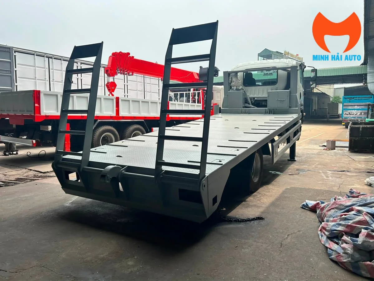 Cầu dẫn phía sau xe fooc chở máy Isuzu FSR700