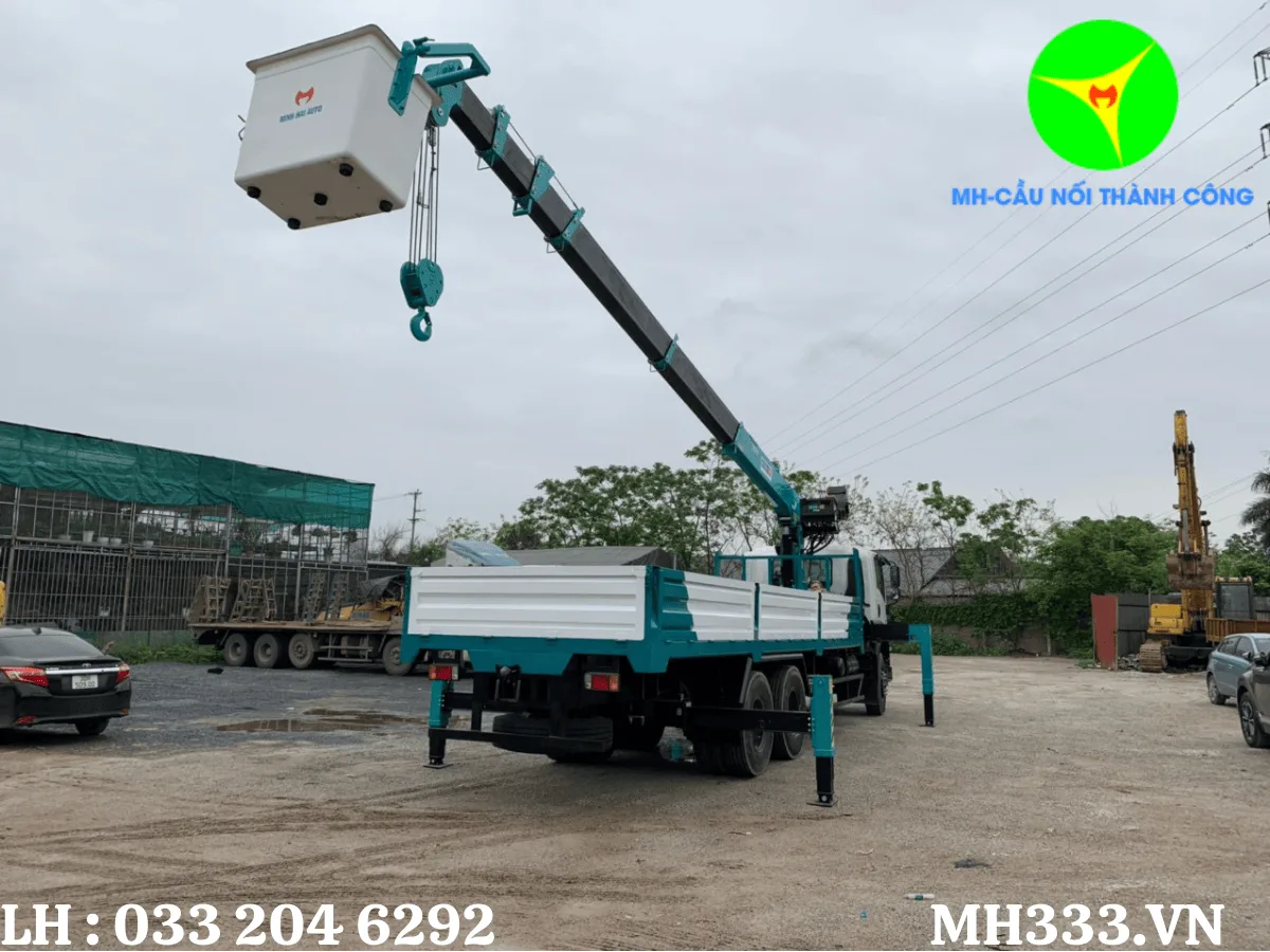 Thùng xe Isuzu FVM34LE4 ba trục gắn cẩu Hyundai HLC7016S