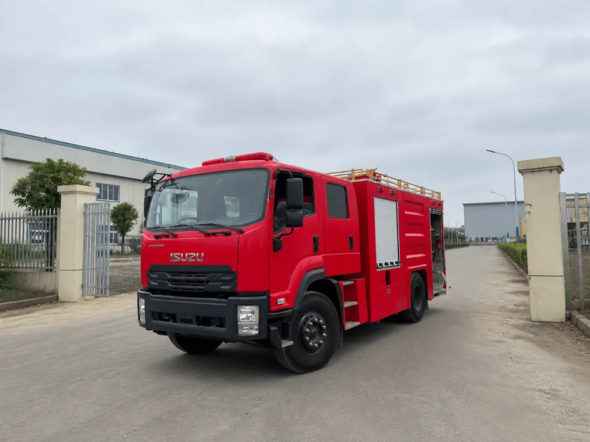Xe chữa cháy Isuzu FVR 6 khối tại đường tiếp cận khu công nghiệp