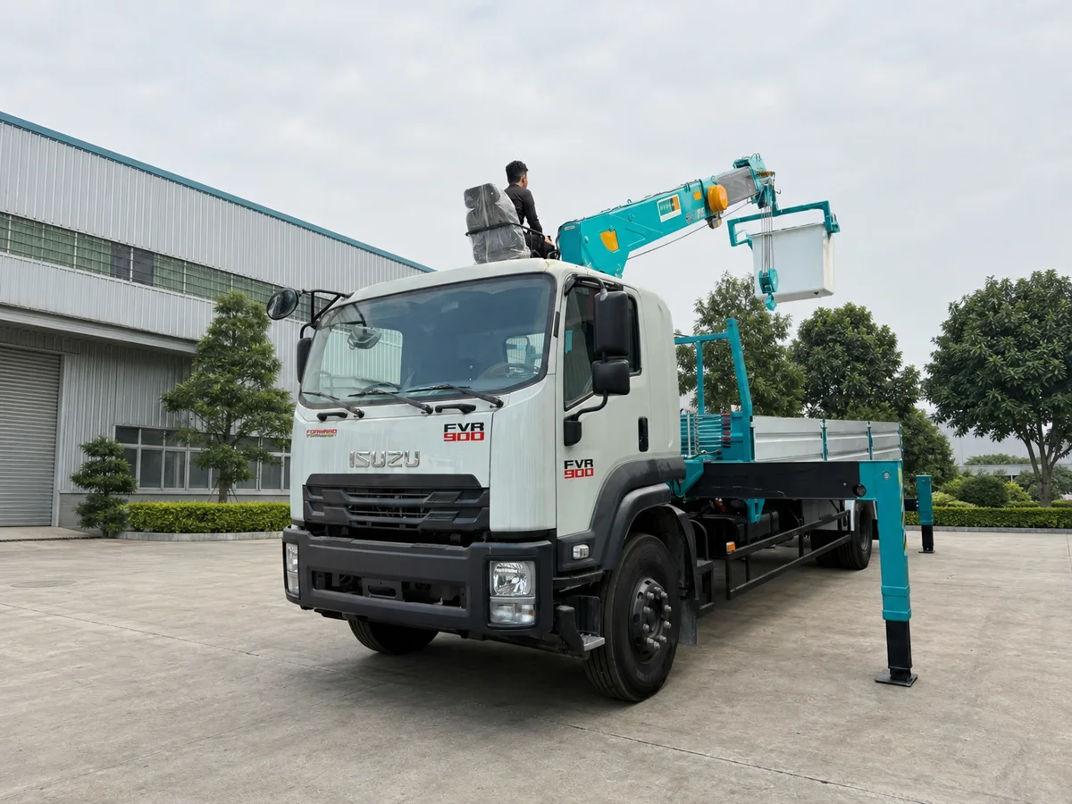 Xe Isuzu FVR34SE5 triển khai cẩu HLC-7016V và giỏ nâng người
