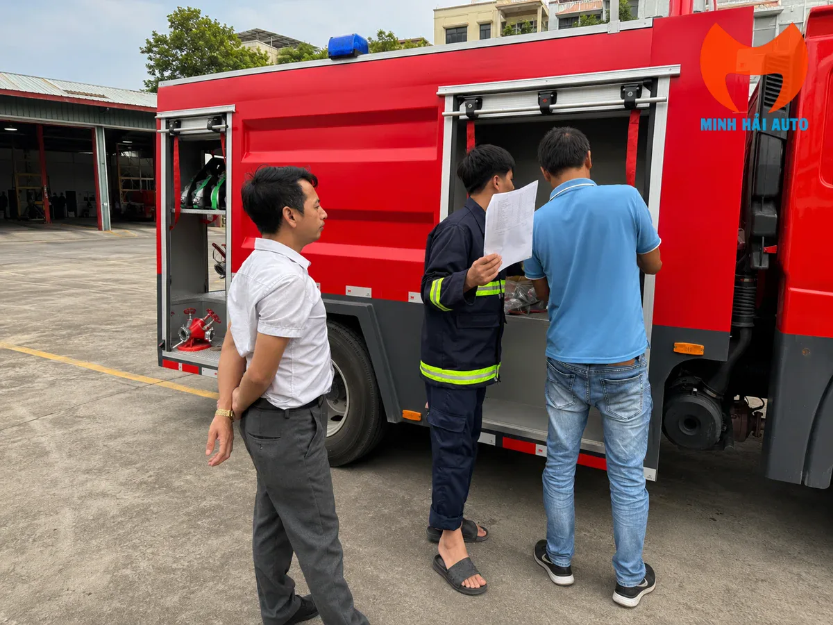 Khoang dụng cụ bên hông xe chữa cháy Dongfeng D9