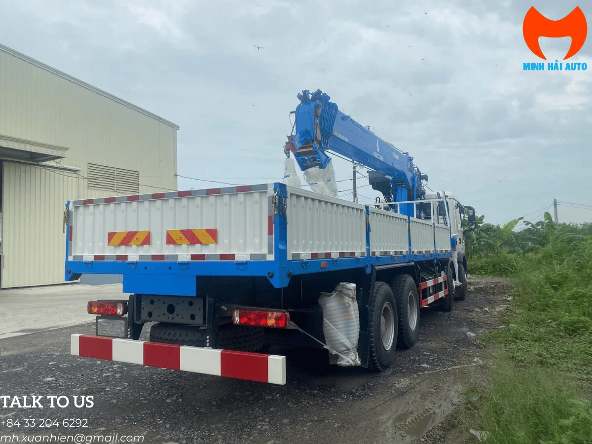 Kỹ thuật viên bảo dưỡng định kỳ cẩu XCMG SQS500-6 trên xe tải gắn cẩu 20 tấn HOWO