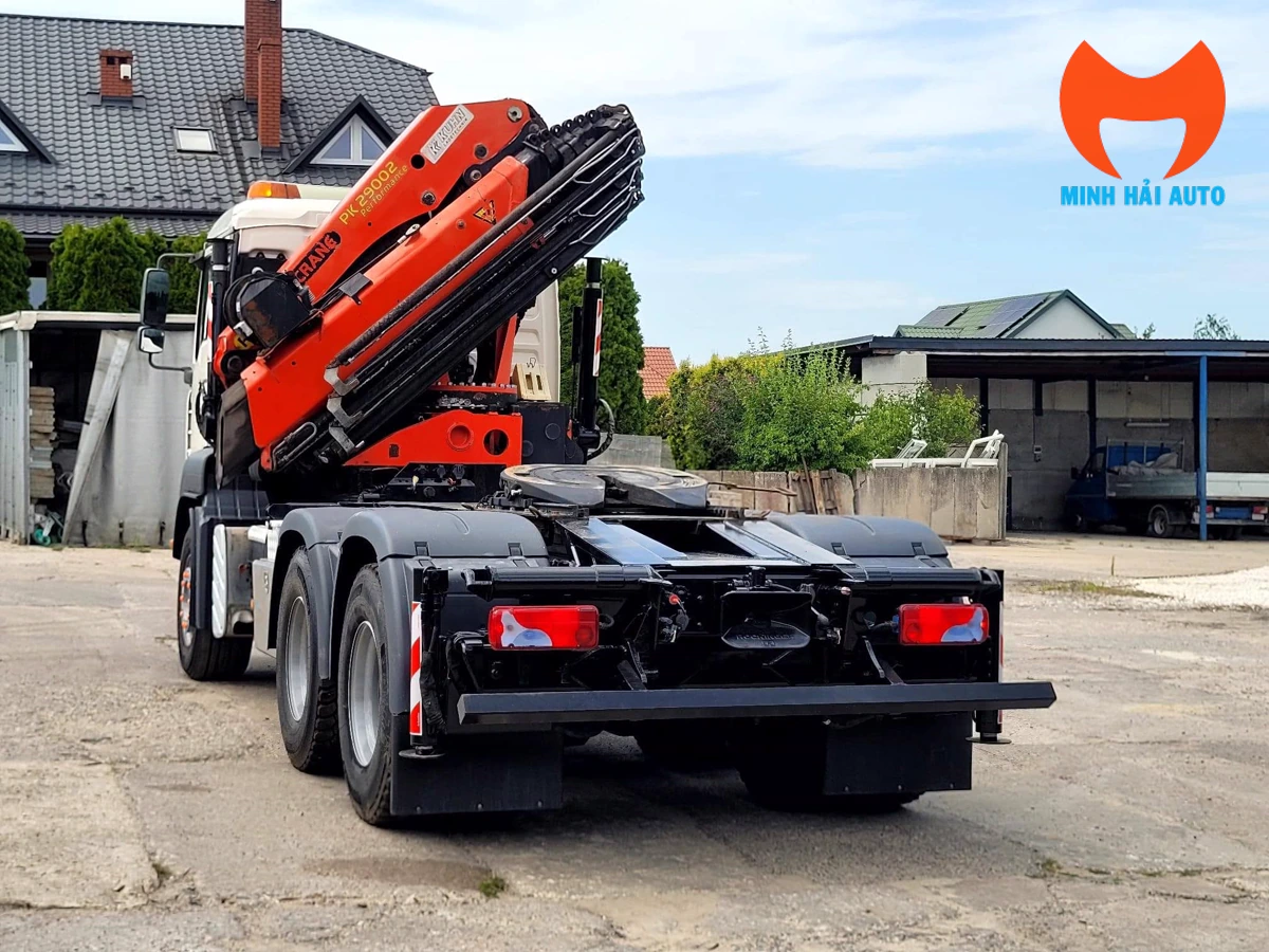 Mâm kéo phía sau cẩu Palfinger PK 29002 trên đầu kéo MAN