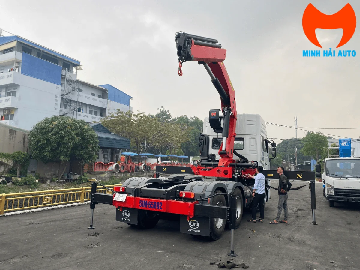 Cẩu Palfinger làm việc với chân chống mở trên mặt bằng