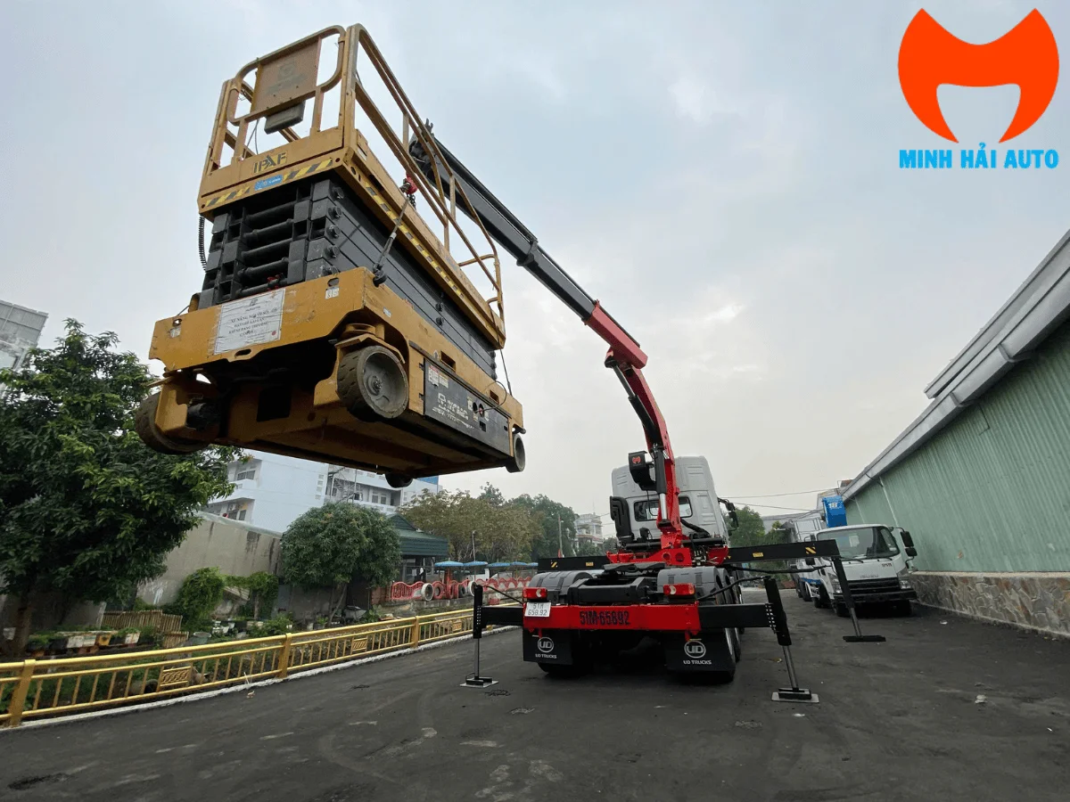Xe tải gắn cẩu Palfinger nâng thiết bị trong khu vực hẹp