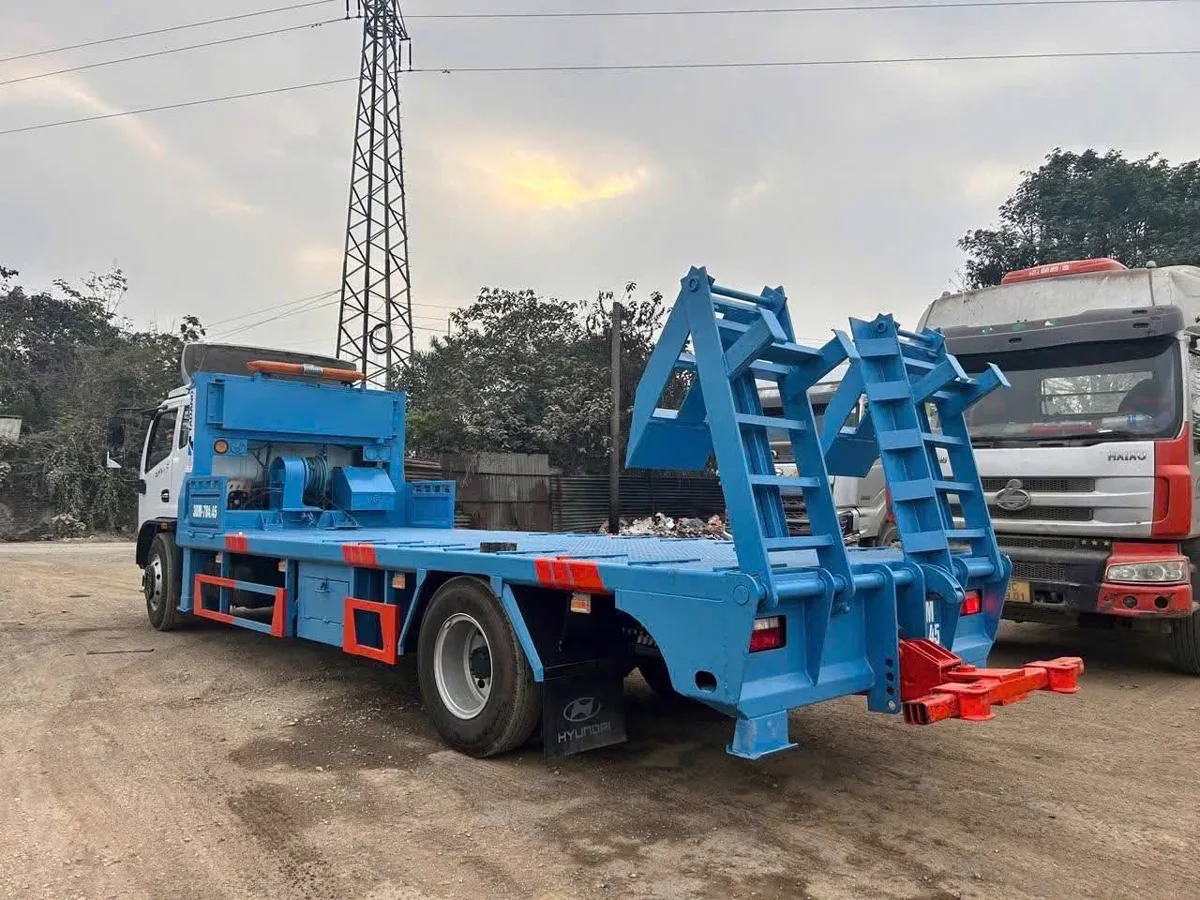 Sàn chở và tời kéo trên xe cứu hộ giao thông Dongfeng D8