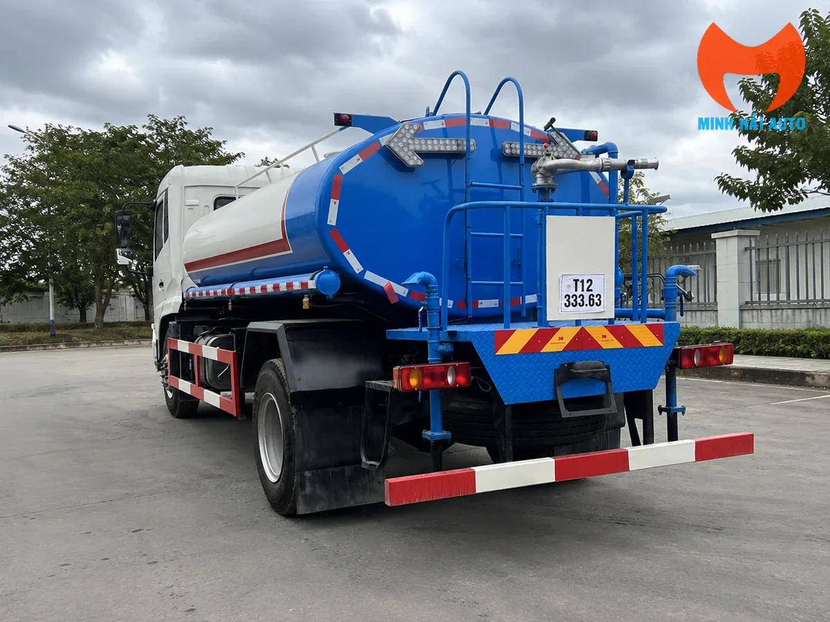 Súng phun sau và giàn phun dập bụi trên xe rửa đường 9 khối