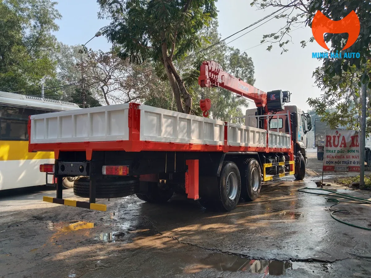 Thùng lửng dài xe Chenglong H5 gắn cẩu Kanglim KS2056