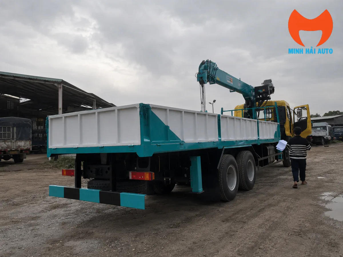 Thùng lửng xe Dongfeng KL270 gắn cẩu HLC-8016 nhìn từ phía sau