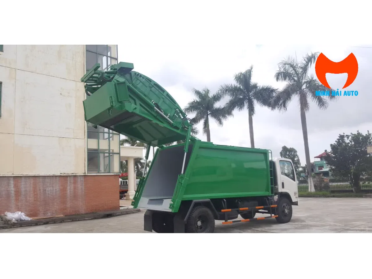 Thùng xe ép rác Isuzu 9 m3 ở trạng thái mở cửa sau