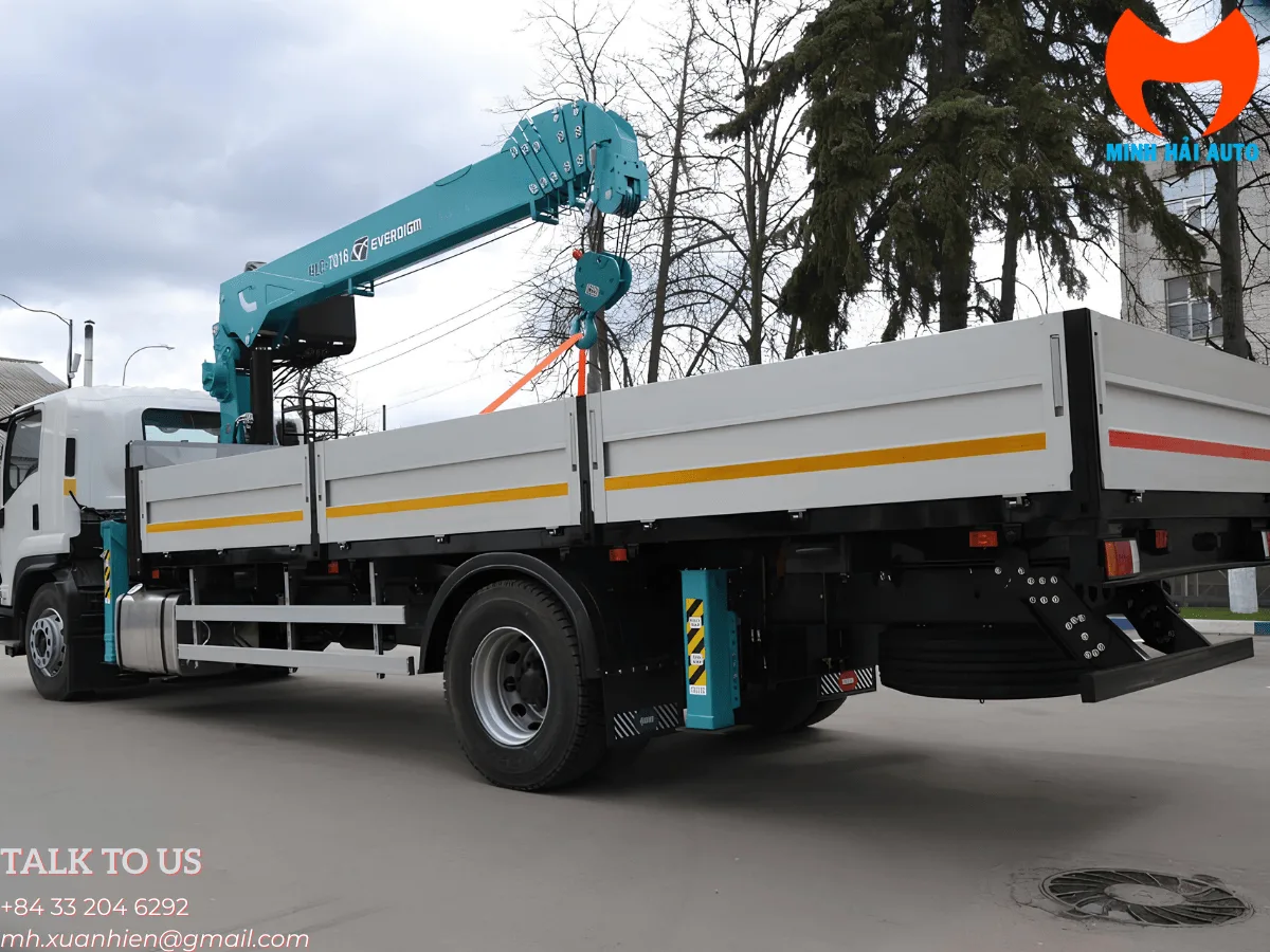 Thùng hàng và chân chống sau của xe Isuzu FV gắn cẩu HLC-7016