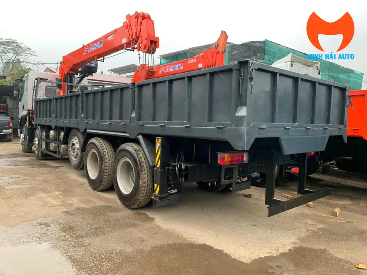 Thùng hàng phía sau xe tải lắp cẩu tự hành