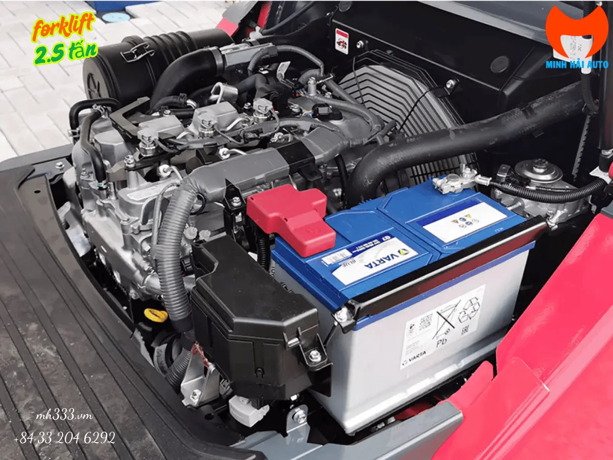 Khu vực động cơ Toyota 1ZS trên xe nâng Tonero 52-8FDF25